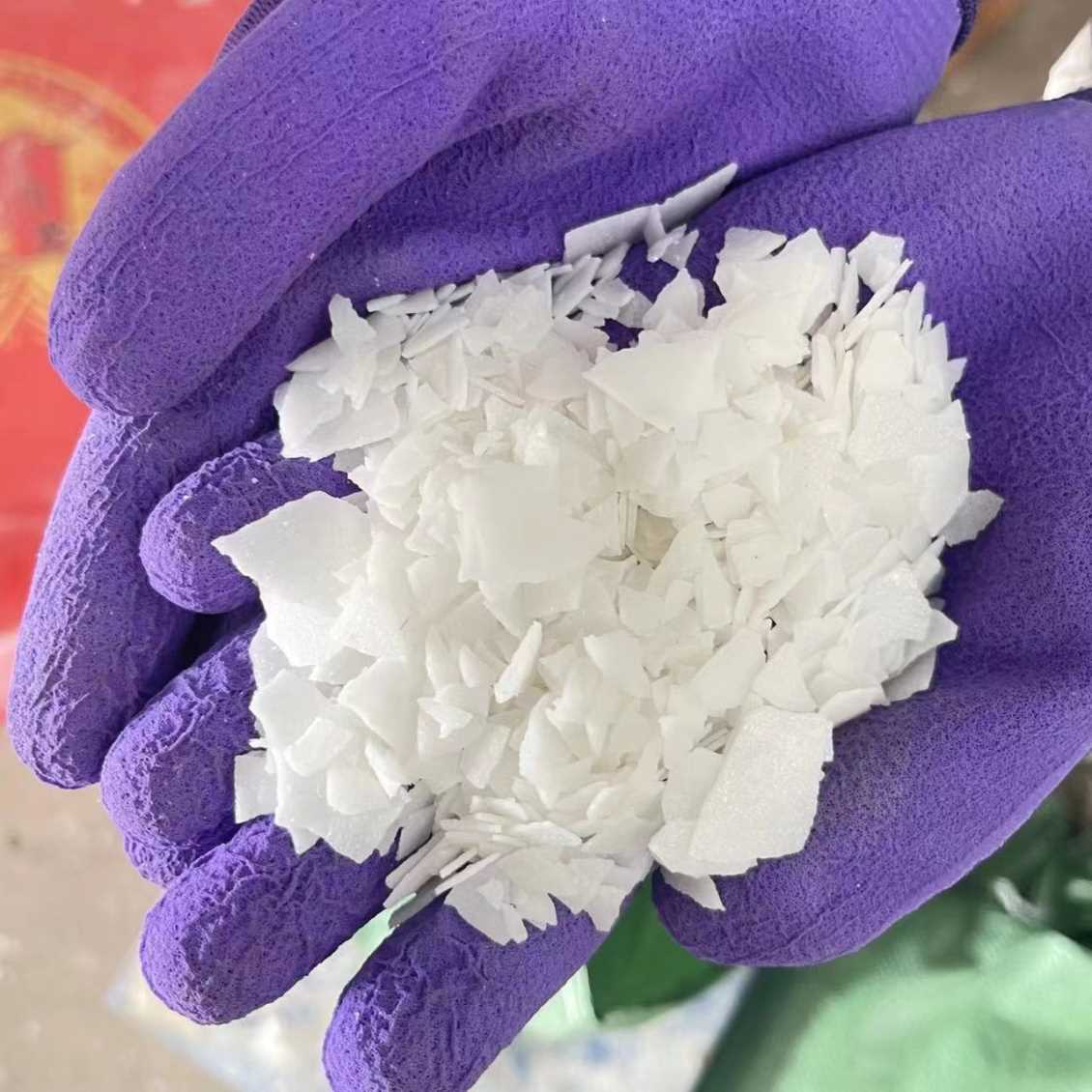 片碱理化特性与行业应用解析